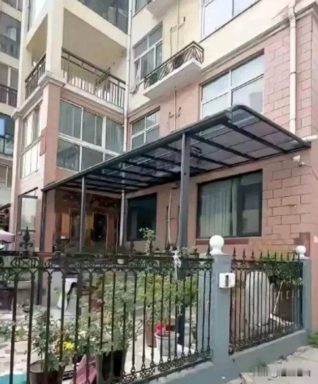 一楼搭建这样的雨棚，下雨天可不是一般的吵，靠近听辟里啪啦声至少70分贝，二楼靠近