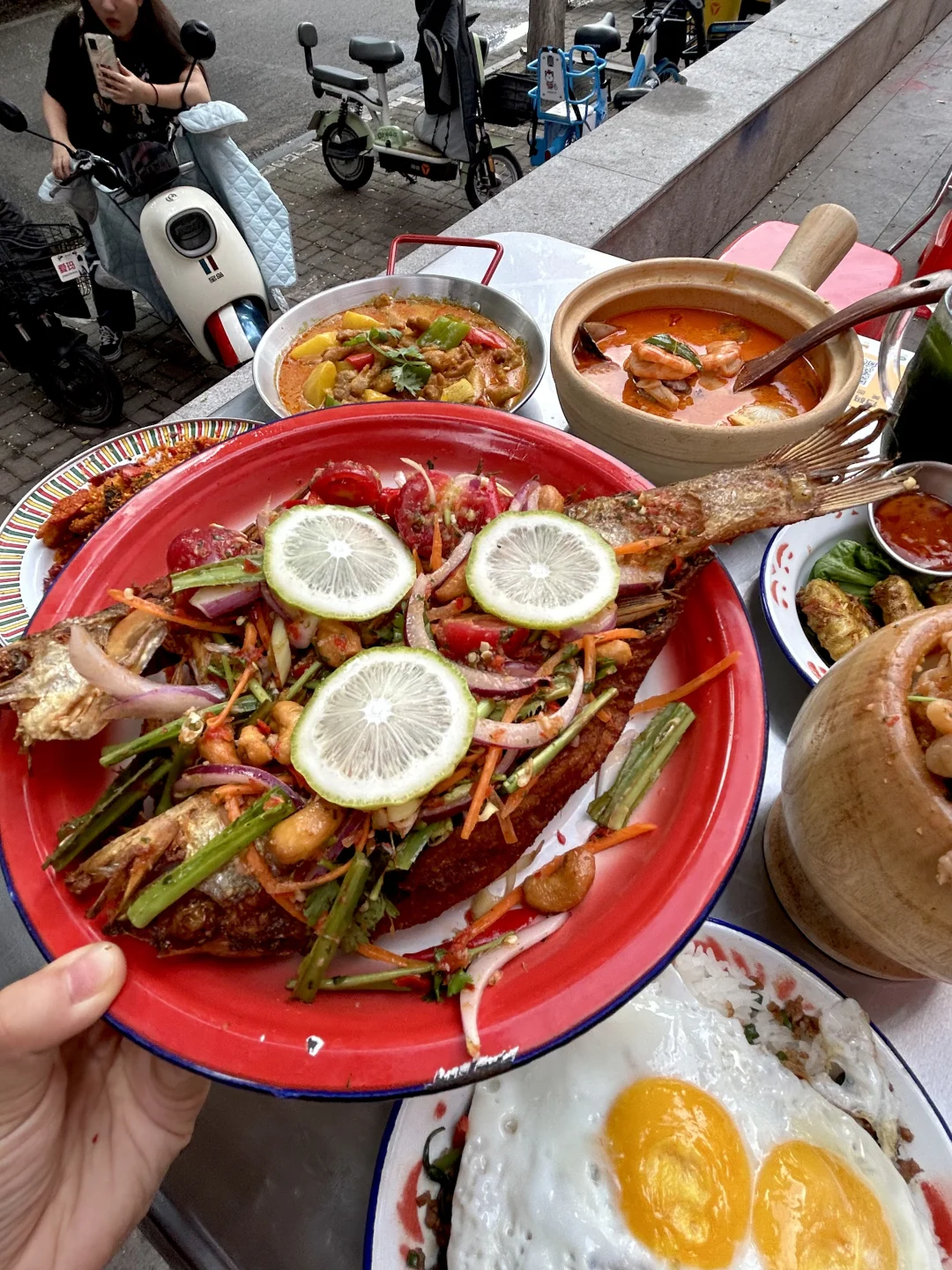 太原街头！不是泰国街头！30r的小破店~~