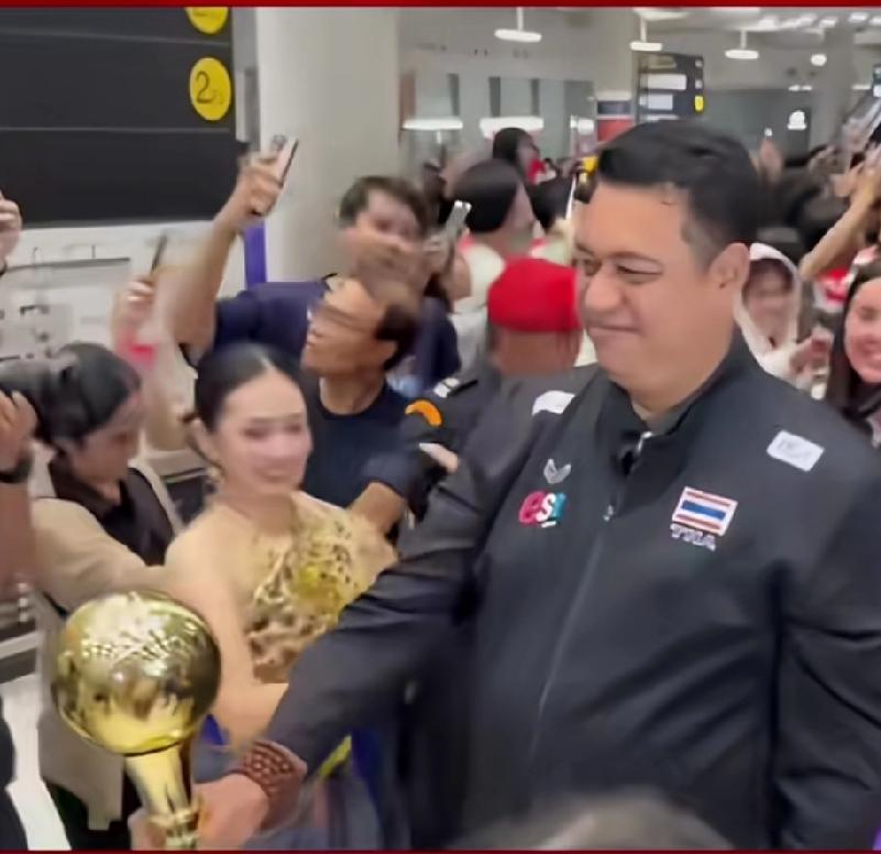 如果他不娶中国教练冯坤他的女排能赢第一吗？有点悬，他为什么娶冯坤是有原因的，这个