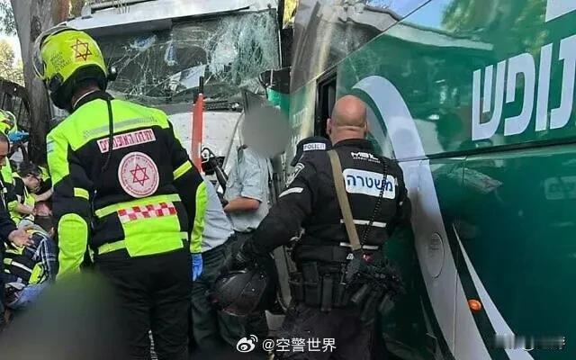 27日，在以色列特拉维夫以北格利洛特地区一处路口，一辆卡车冲入公交车站。以色列急
