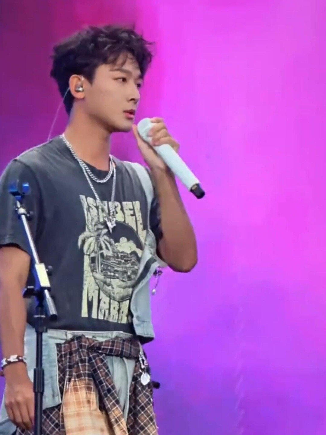 张晚意唱歌像便衣在台上找嫌疑人