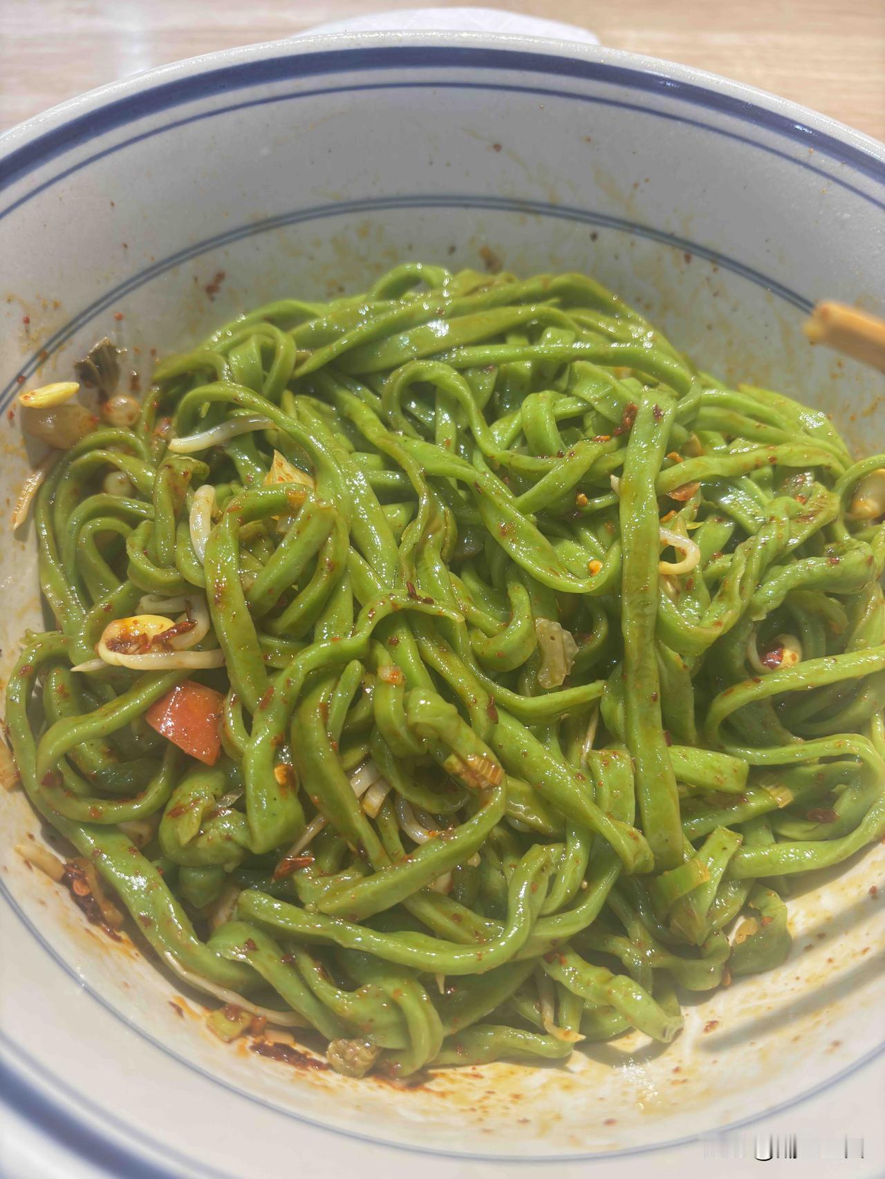 今天在西安经开政务中心跟前吃的菠菜面，油泼面，花了13元，面条感觉没煮熟似的，有