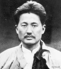 1953年春天，毛主席在莫干山爬山，走着走着突然停下，对身边的汪东兴感慨：“方志