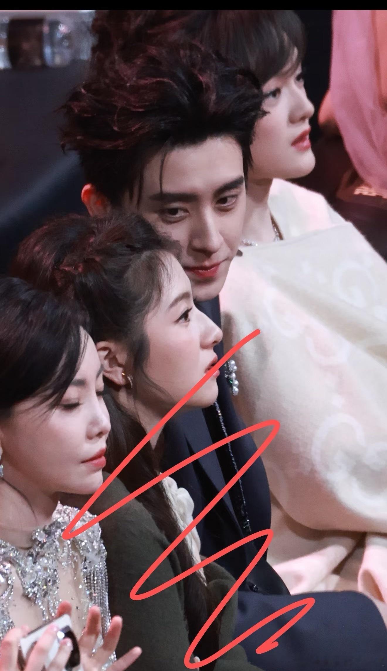 这眼神…..看着好深情👀 