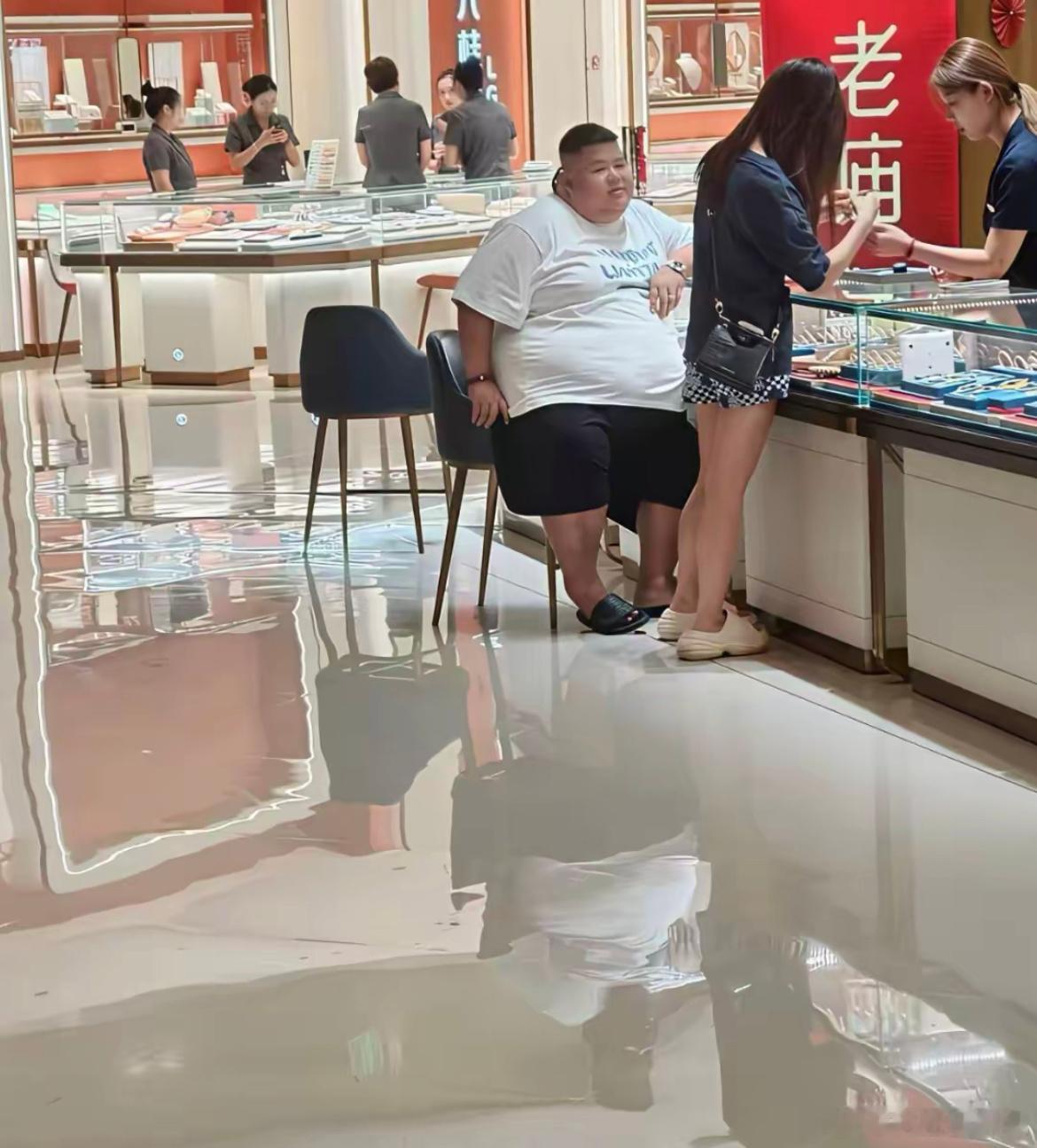 你知道他穿那个大黑裤衩子多少钱吗？6800元，一个月工资了都 