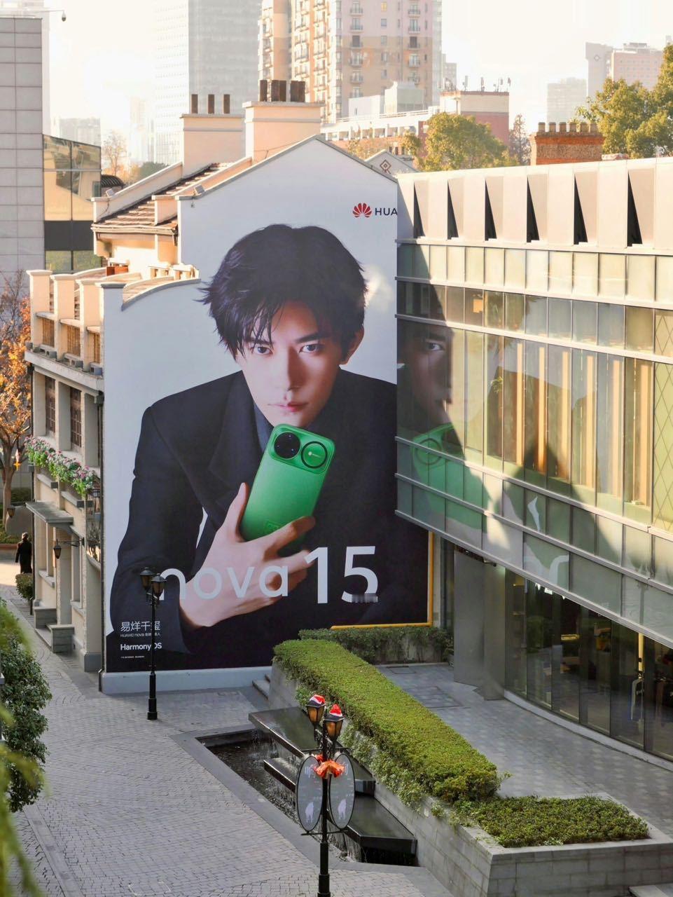 易烊千玺地广超大屏易烊千玺超大屏地广好帅啊千玺新大屏易烊千玺