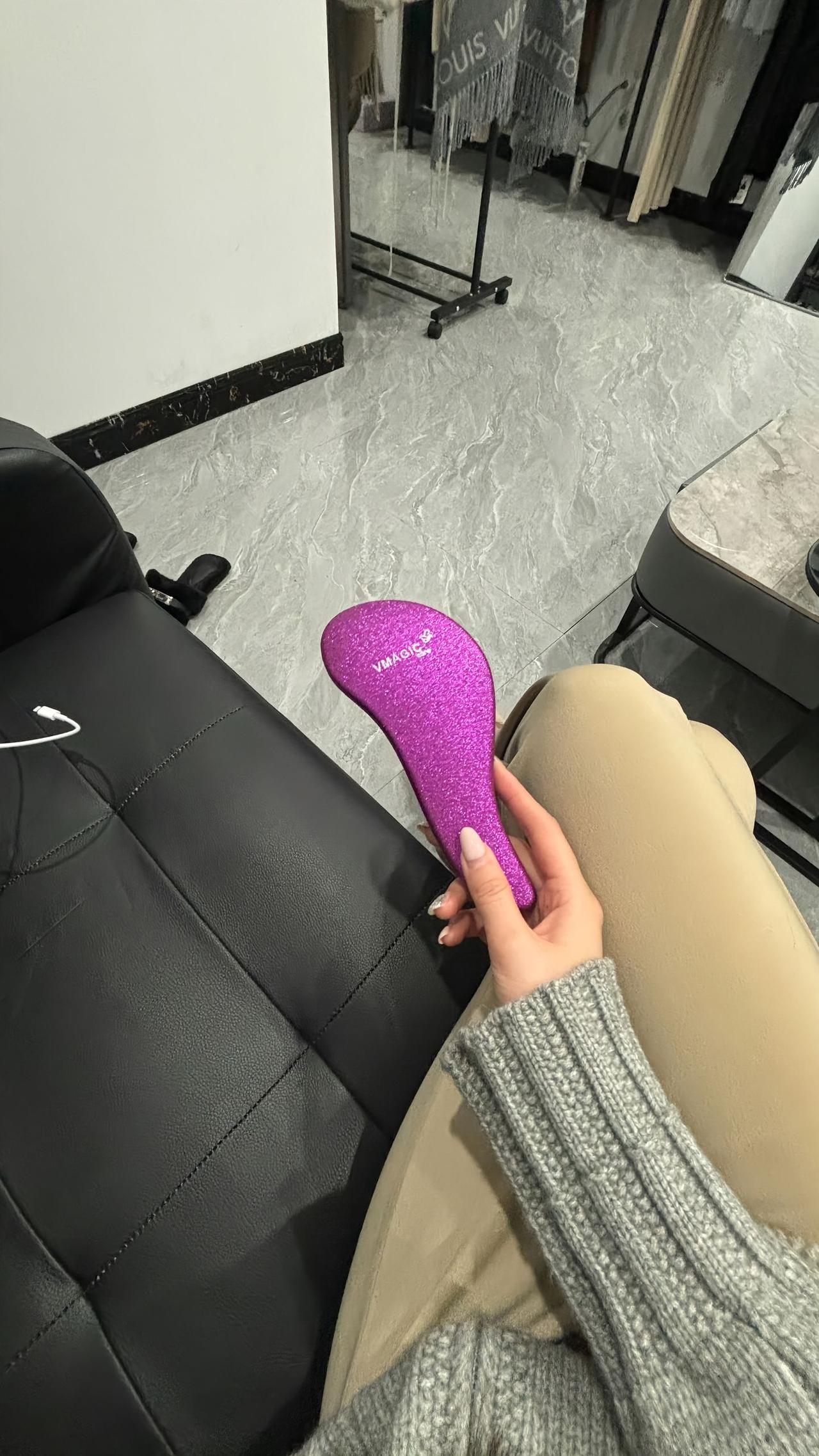 现在的女孩子，消费观我是越来越看不懂了。
刚才去女朋友家，看到她手里拿着个这玩意