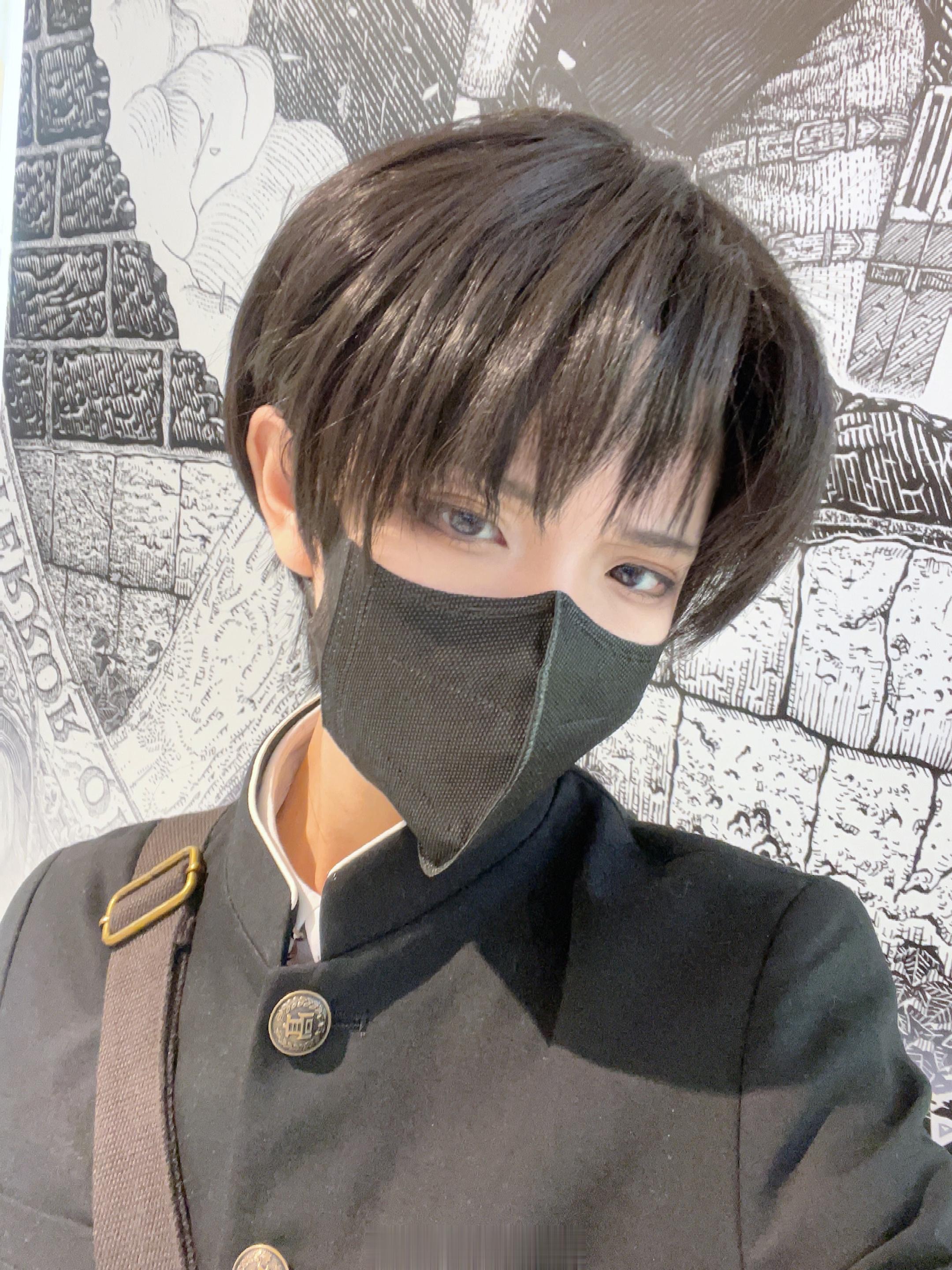 #进击的巨人[超话]##撤退的矮人# #利威尔# #兵长#     里维巨人中学