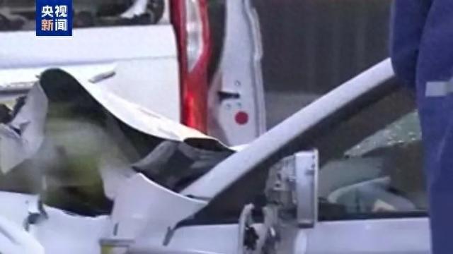 日本东京车辆冲撞行人事件致11人死伤，警方称肇事车辆为无牌展示车，肇事者已被控制