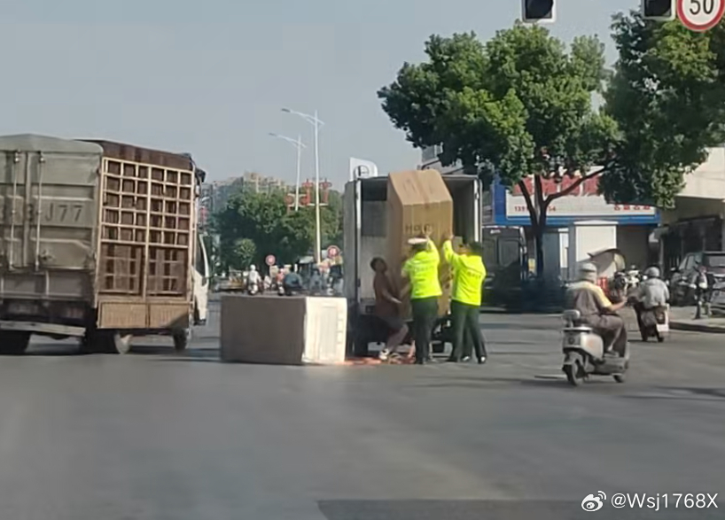 9月11日8时30分许，江西南昌南昌县南昌县莲塘大道，一辆货车抢黄灯通行时，车上