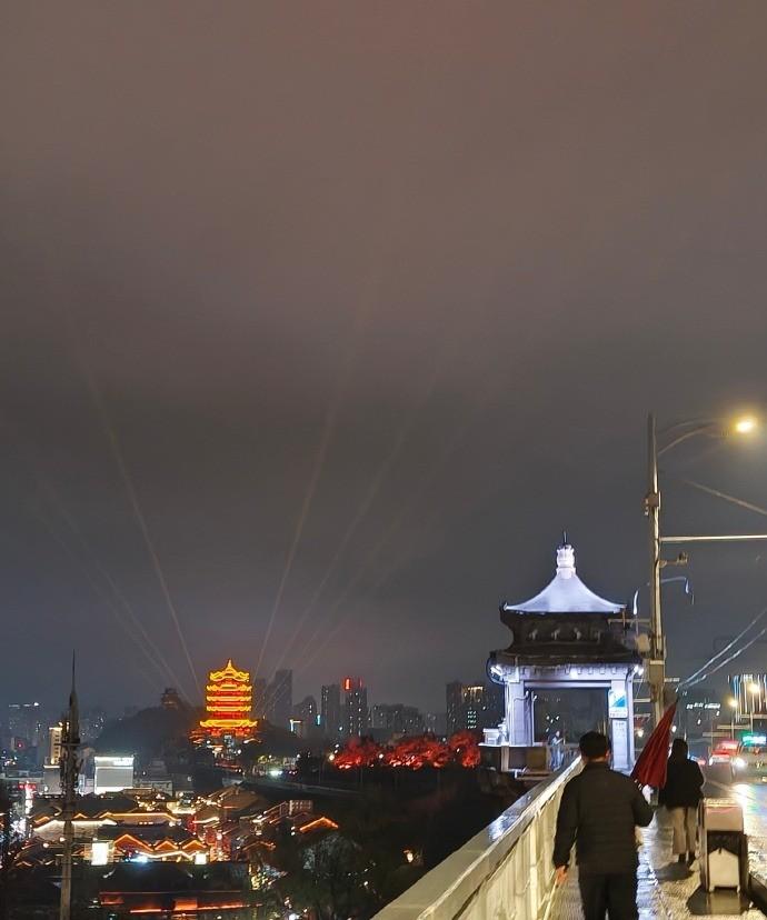 今晚这顿夜宵太满足了，简单算笔账：跑车百公里也就费点油，我这人嘛，百公里消耗两份