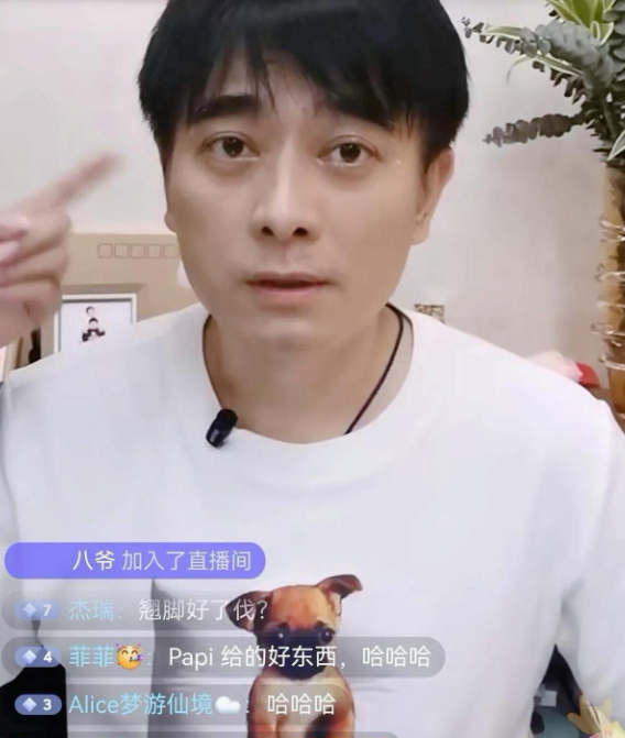 陈龙最近在直播里闹了出“名场面”。他正跟粉丝聊着，妻子章龄之突然推门进来，当着几