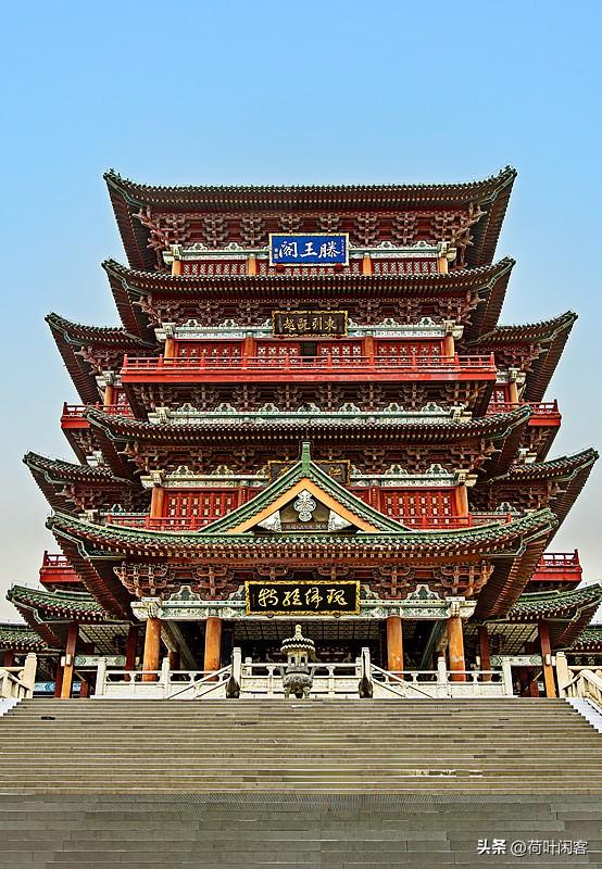 上联:雨打滕王阁;
下联:风拂黄鹤楼。
(新韵)
    
 友友请抛出上联 对