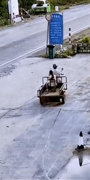路人:大哥你媳妇儿掉了！
大哥:掉了就掉了，俺不要了。
弹射起步这一下，笑点是有