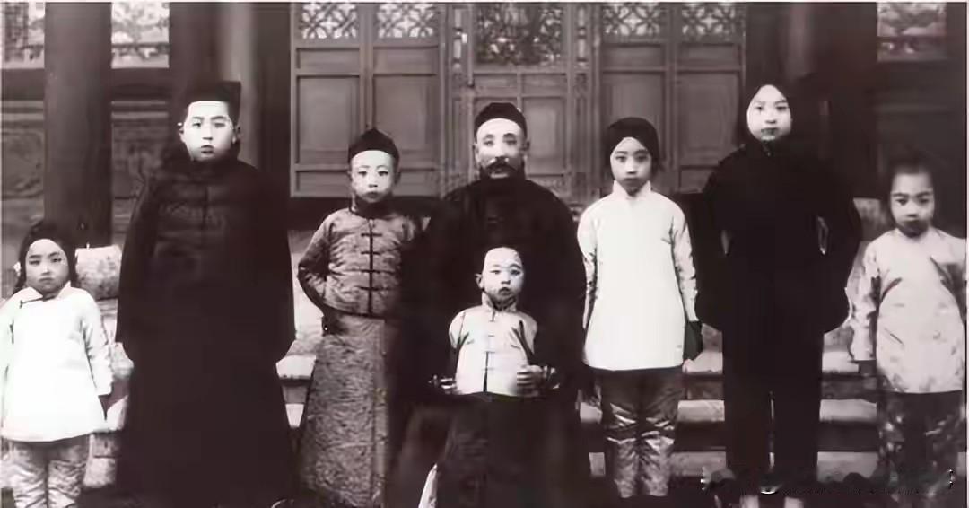 你认为最厉害的军阀是哪位?当然是张作霖了。他从一个地方土匪一步步发展为民国实际上