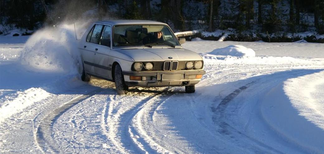 开着后驱车在雪路上失控后，我不禁发出疑问：前驱车和后驱车，到底谁在雪路上更加平稳