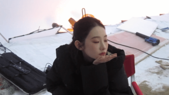 张艺凡谁教你这样爱你老己的 张艺凡拍完照对着手机屏幕吧唧一口，我直接笑喷！姐姐你