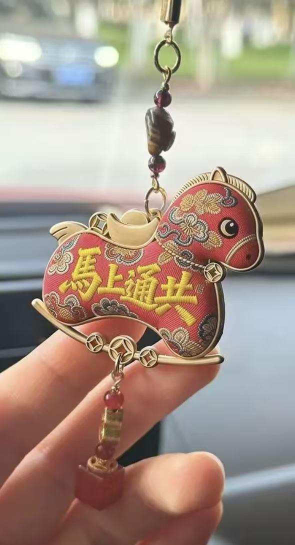 哈哈，据说这是今年台湾人车内平安符的流行款。
你还别说，这款真能保平安啊。
韩国