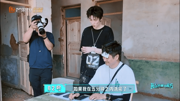 奥利洗澡也签对赌协议 《我在芒果当甲方》里奥利这操作，把洗澡玩成了“限时任务”。