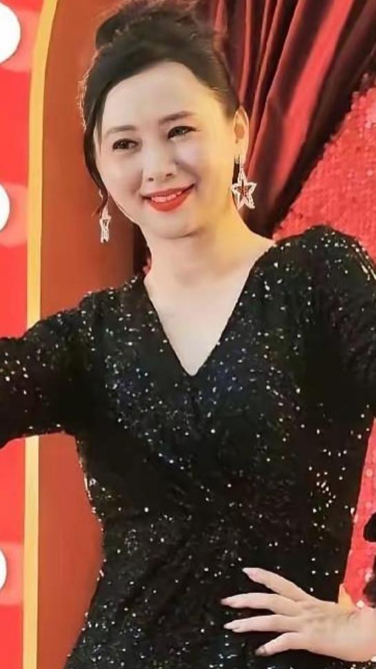 翁虹，1989年亚洲小姐冠军，凭借清秀面容和敢演的劲头，在《状王宋世杰》《大唐双