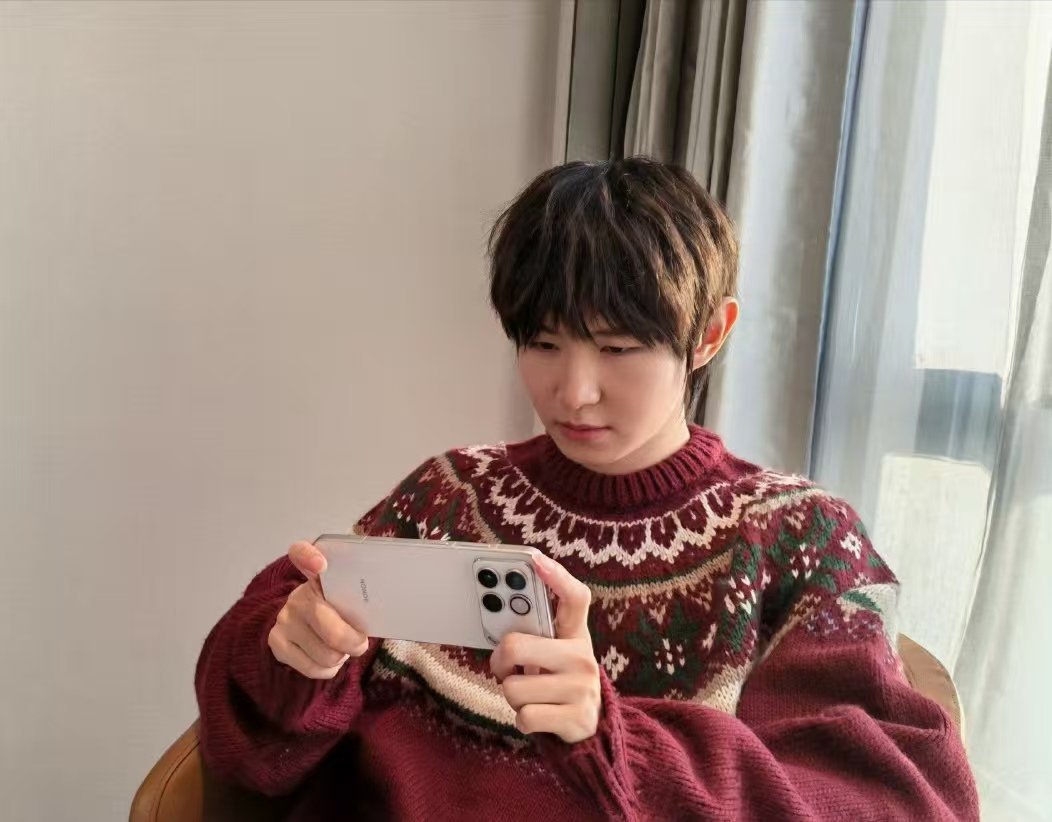 一诺手里拿的是WIN新机吧！金属直边框，独立的散热小风扇。打游戏杠杠滴新机来了