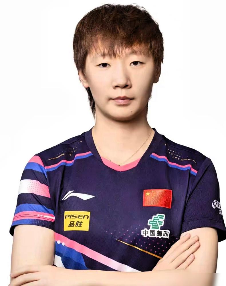 王曼昱，被路人偶遇，惊艳了。
不是赛场上的杀气腾腾。
澳门街头，网友“表哥”