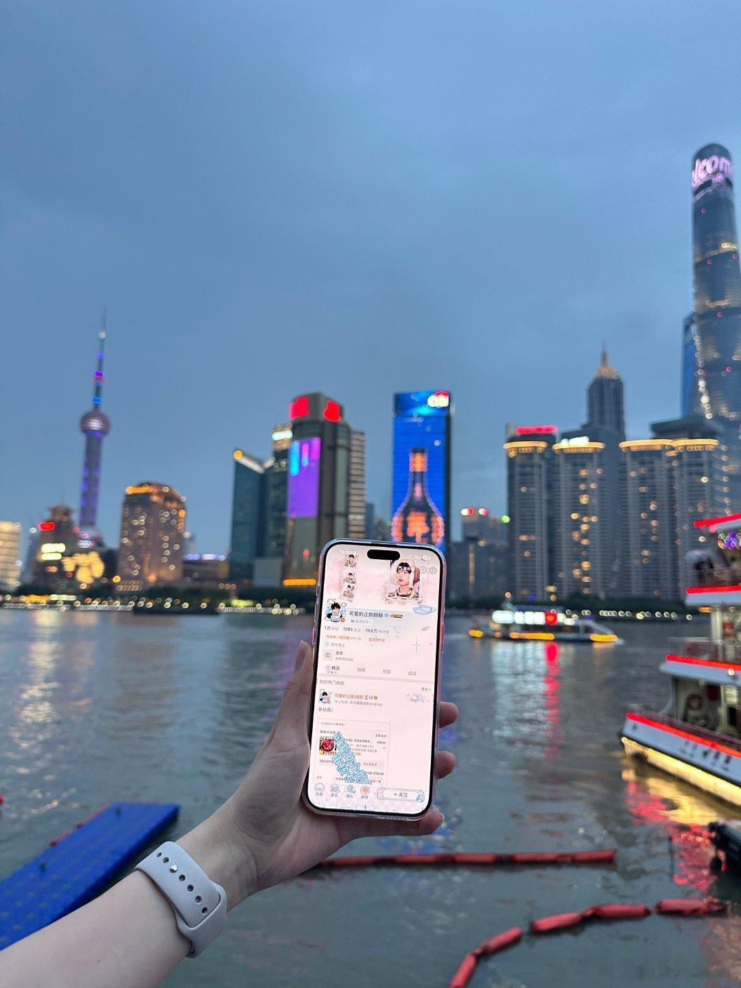 梓渝上海外滩灯光秀梓渝24岁生日快乐！！！上海外滩灯光秀来了！！！是梓渝粉丝yu