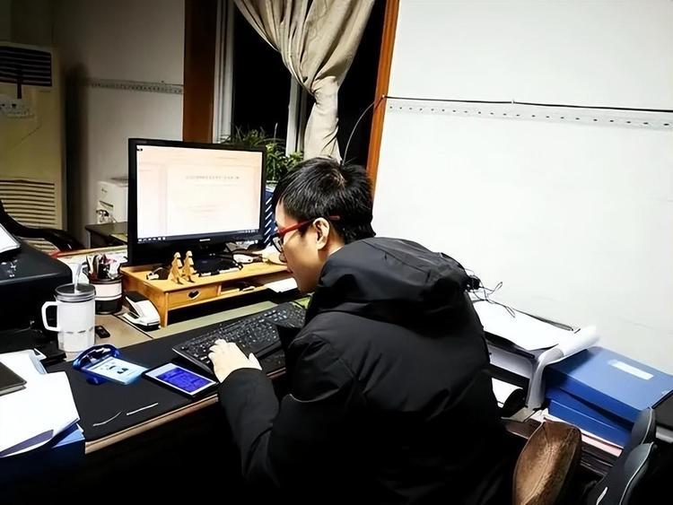 最近“男子存100万退休3年后剩105万”这事在网上爆火。三年前，这位博主拿着1