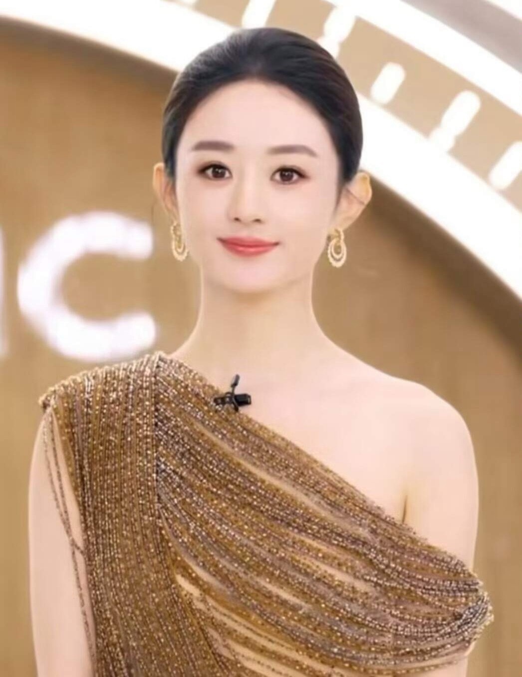 大佬！快帮帮赵丽颖吧！是这样的昨天颖宝上节目，主持人当场出对联考验嘉宾。她还拍胸