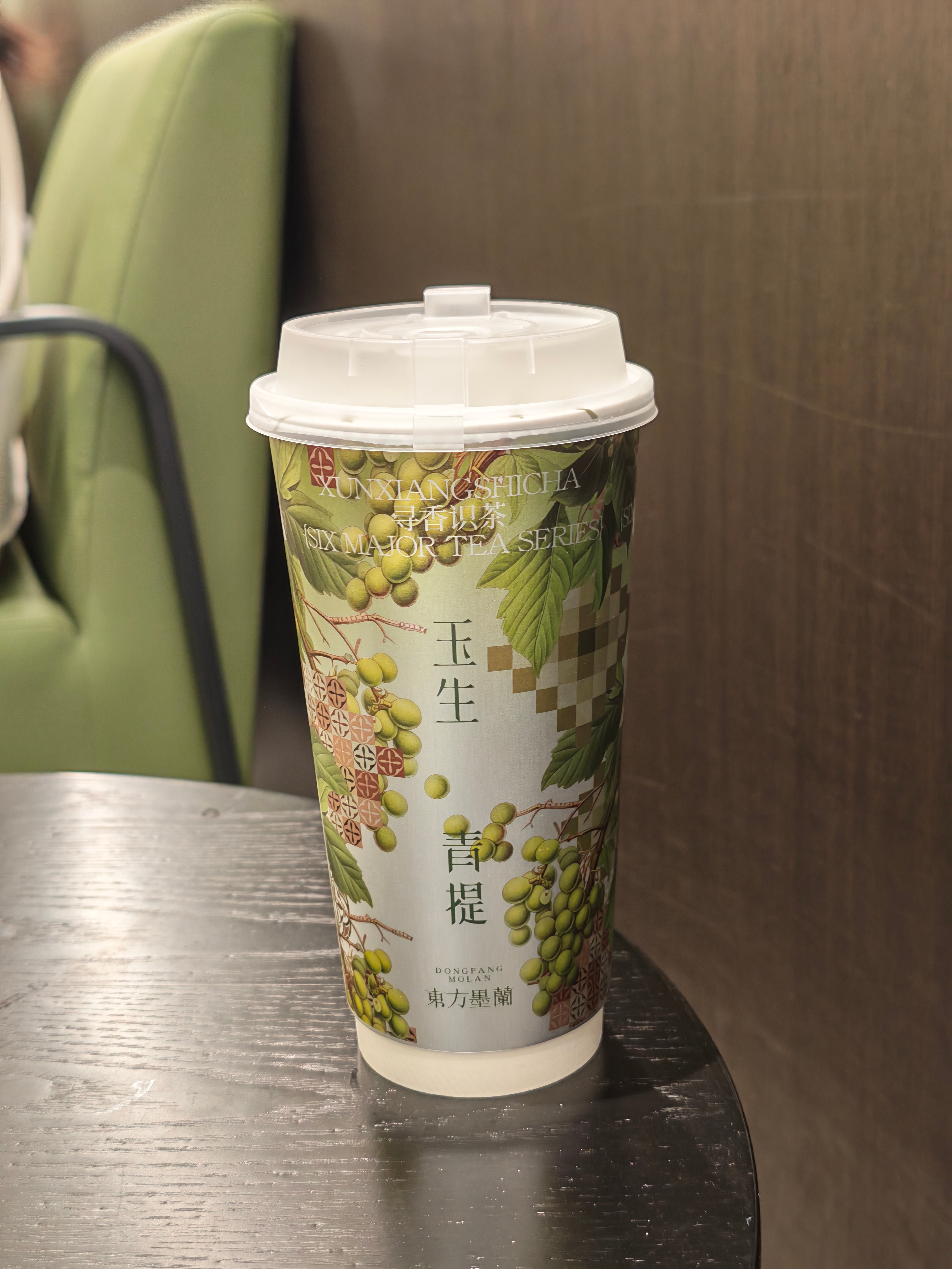 七夕节还挺多奶茶店做活动的，这几天东方墨兰也买一送一，还是第一次喝这个牌子，味道