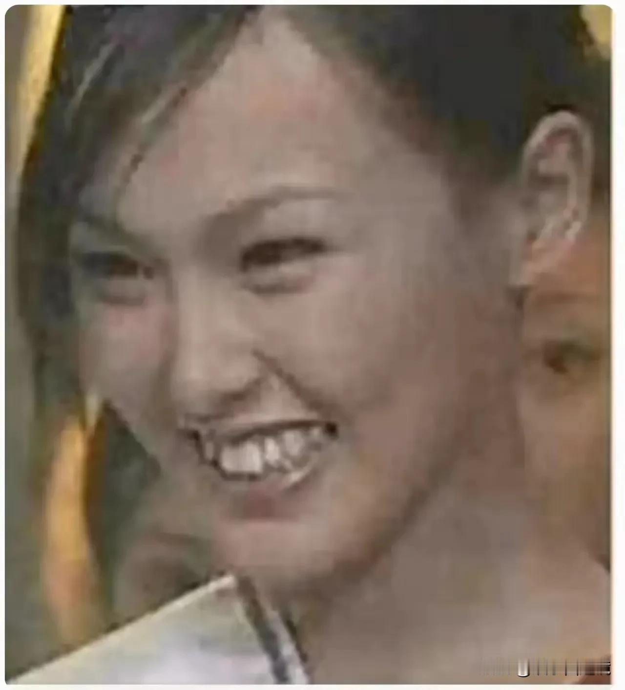 你敢相信这是同一个人吗，而且还是娱乐圈大名鼎鼎的女明星。
据说第1张照片是她刚出