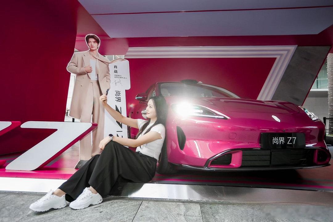 五一尚界门店客流爆棚尚界销售称购车用户女性过半 尚界线下门店汇聚了全城超多年轻潮