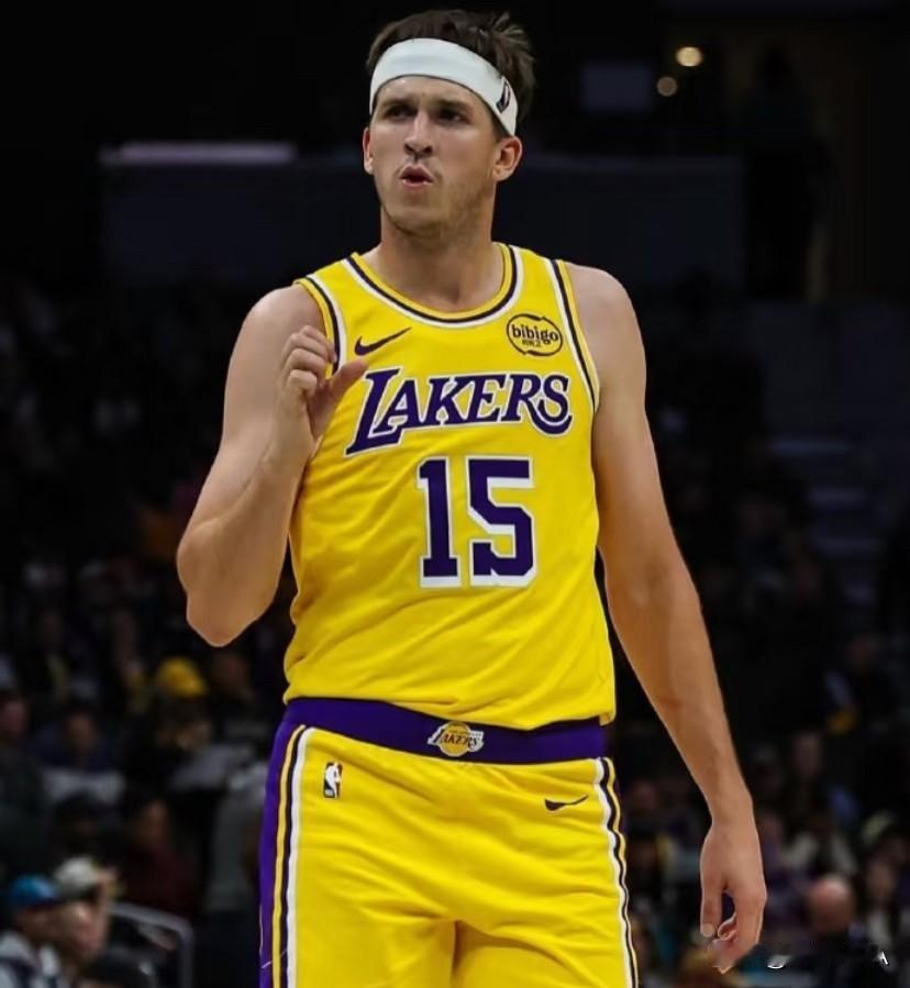 量变到质变！新赛季硬生生打出超巨表现的3大球员！

1、湖人—小里夫斯
湖人排在