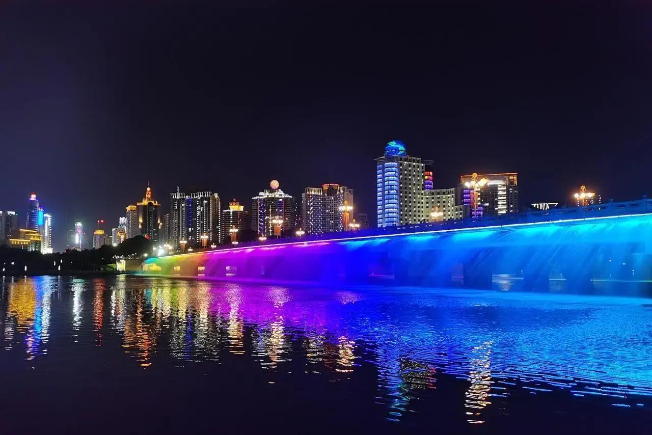 南宁这些年城市扩张靠的是实打实的路网、产业和配套拉动，而不是光靠传闻里的“撤县设