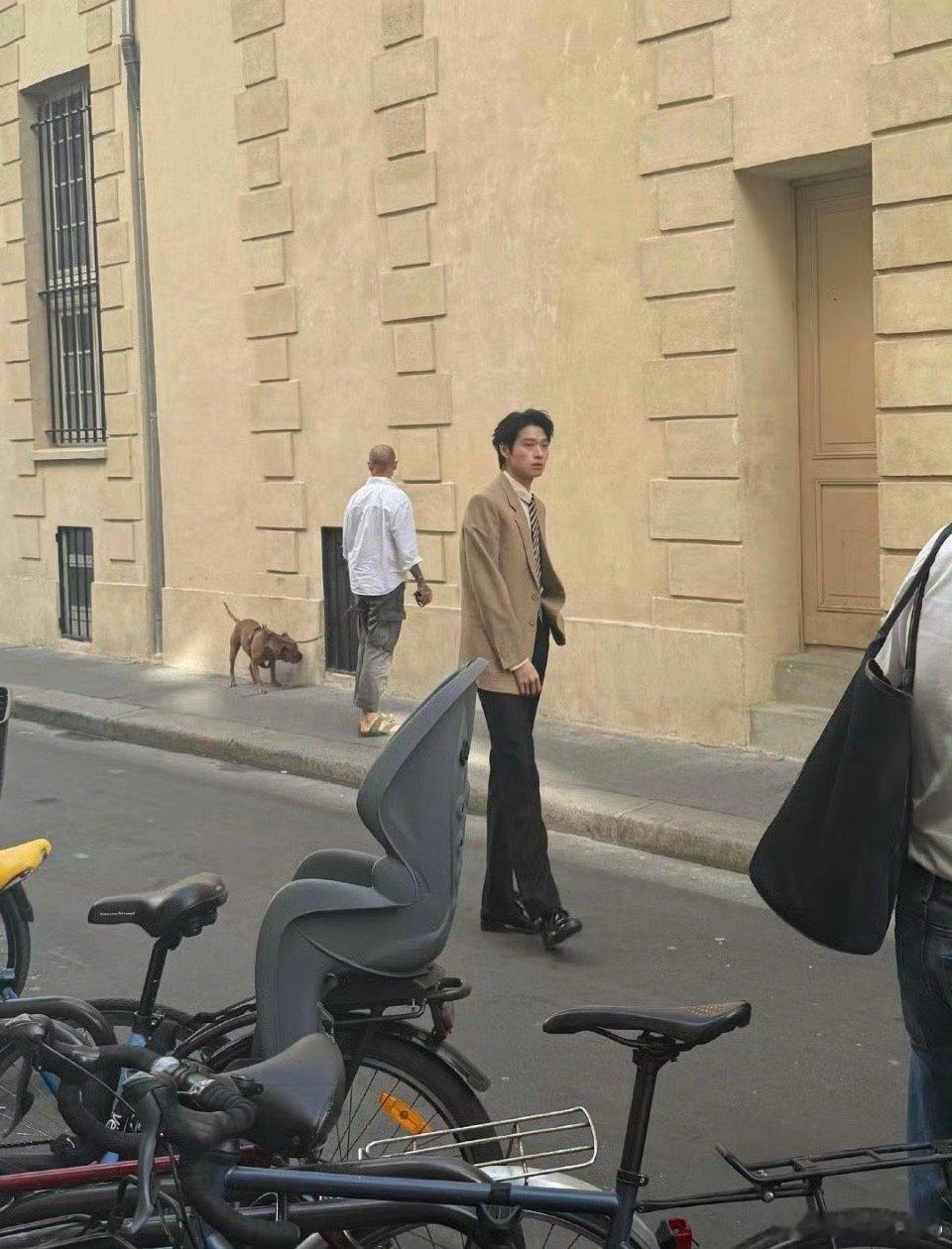 网友巴黎偶遇魏大勋拍摄刷到网友在巴黎偶遇魏大勋拍摄的视频，狠狠羡慕了！路透里大勋