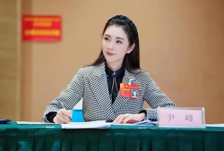 这才是女神级，年轻有为，还非常美丽
