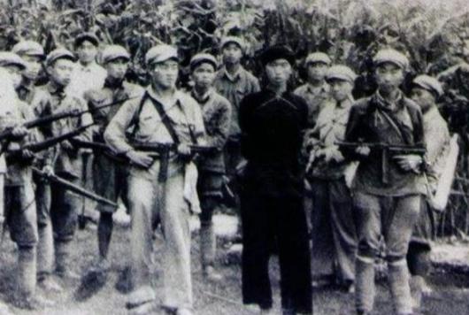 1936年，19岁的覃国卿正和自己的堂婶一起，堂叔突然回了家，见到惊慌失措的侄儿