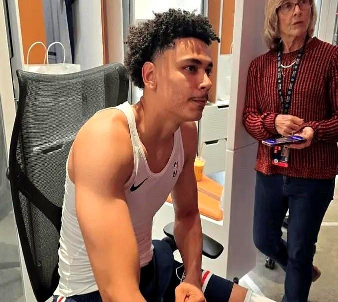 快船独行侠这对难兄难弟的对决要来了，还没开打球迷就觉得快船悬！

快船刚输掘金遭