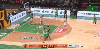 鄢手骐暴露“老实人短板”，三分球出手被干扰落地，谁都是走步违例

鄢守琪不是不知