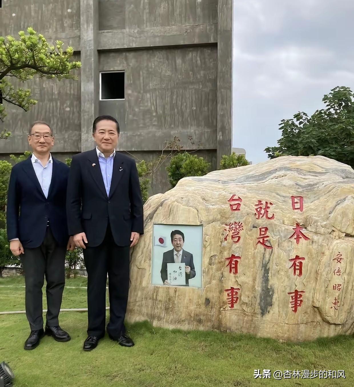 高雄公园石碑引争议：石碑可拆除，但两岸血脉割不断
 
台湾高雄一处公园的石碑，最