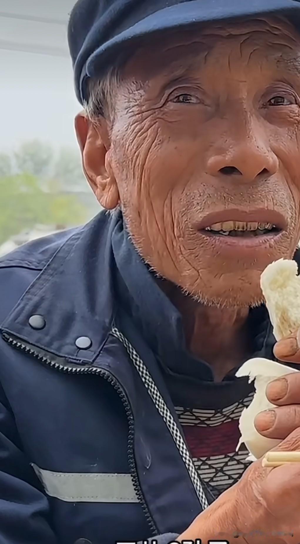 三个儿子，辛苦一辈子
      这位76岁的老大爷说自己有三个儿子，现在也有三