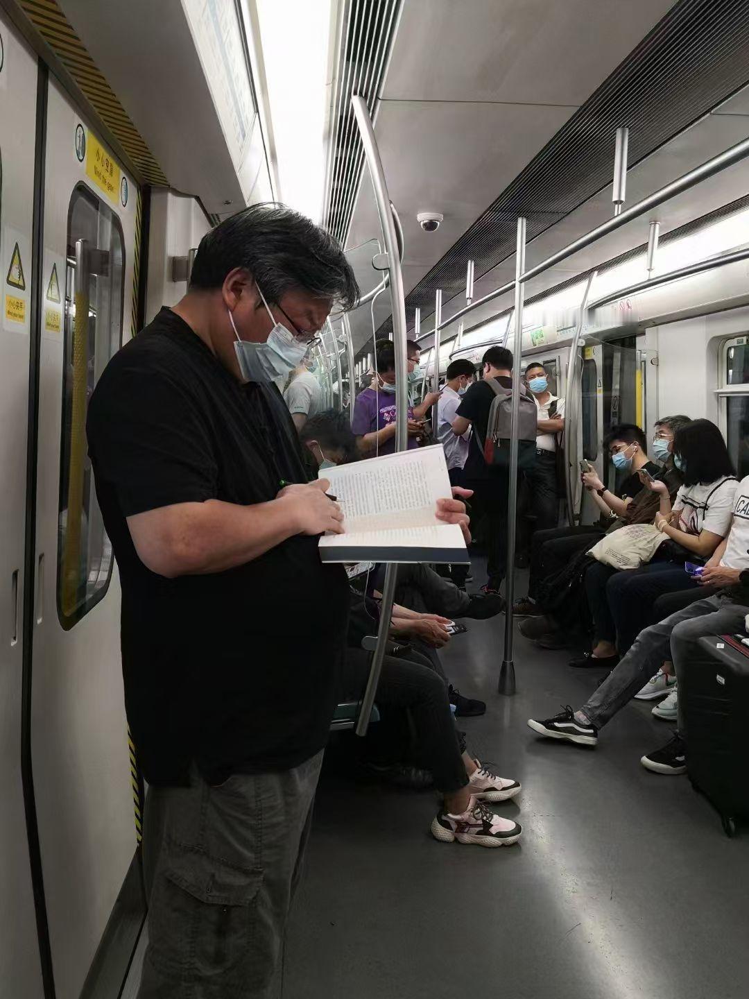 朱胖地铁读书，曾多次被认识不认的人在不知情的情况下抢拍偷拍。
抢拍如鞠院长隔着地