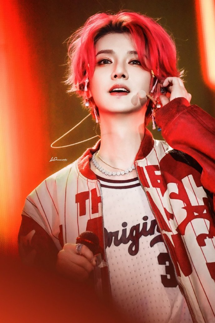 【#鹿晗肖像权纠纷案二审在上海开庭#】据天眼查天眼风险信息显示，鹿晗与上海特莱维