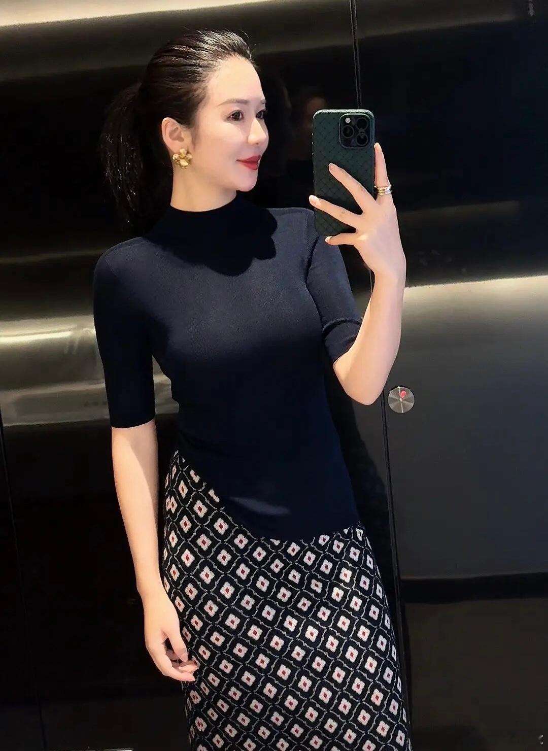 下班前来张美美的自拍～