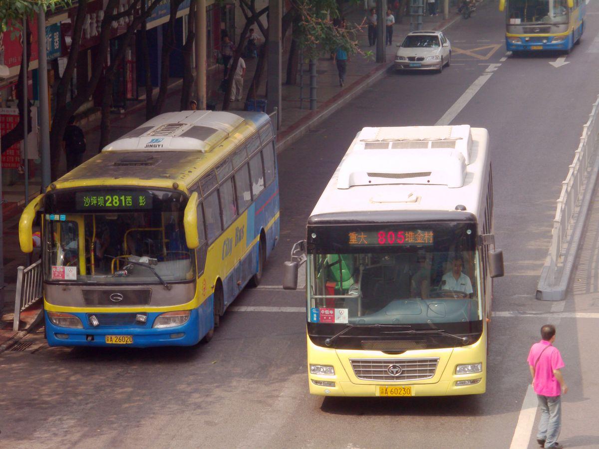 2011年在沙坪坝站东路拍到的公交车，分别是沙坪坝到西彭的281路和堆金村到重庆