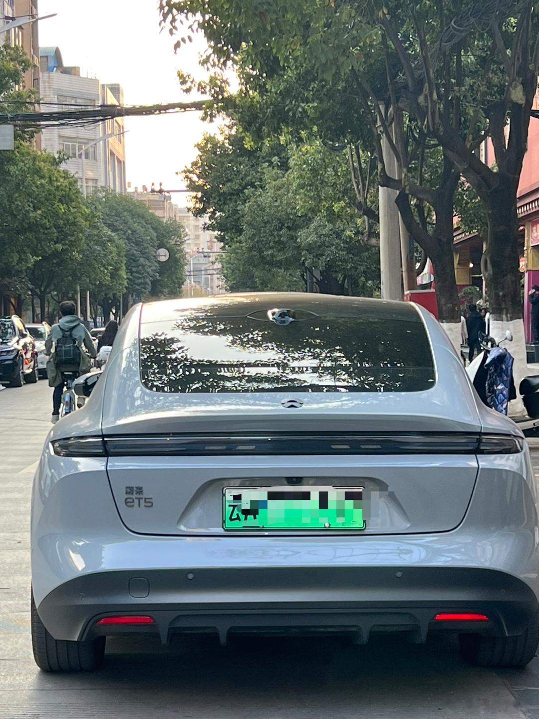 高傲路线走不了蔚来汽车换思路，全系降3万，不再免费换电。李斌不是说特斯拉降到10