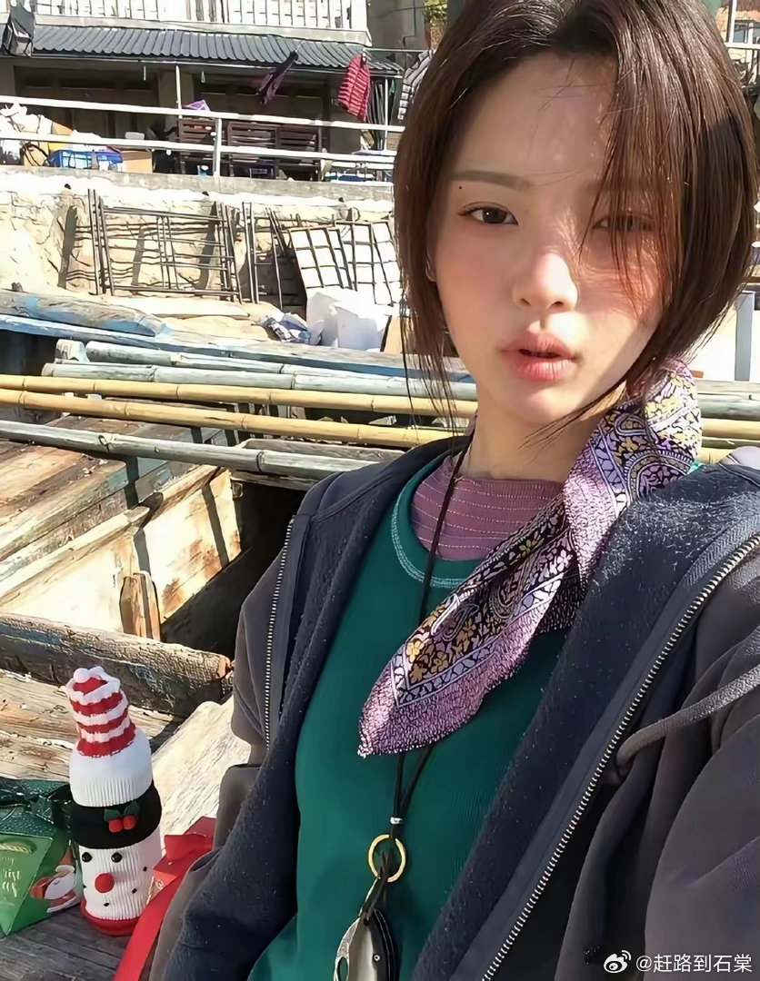 杨超越居然把这么丑的衣服穿出了一种古着感，果然美女就是批麻袋都能出片的 ​​​