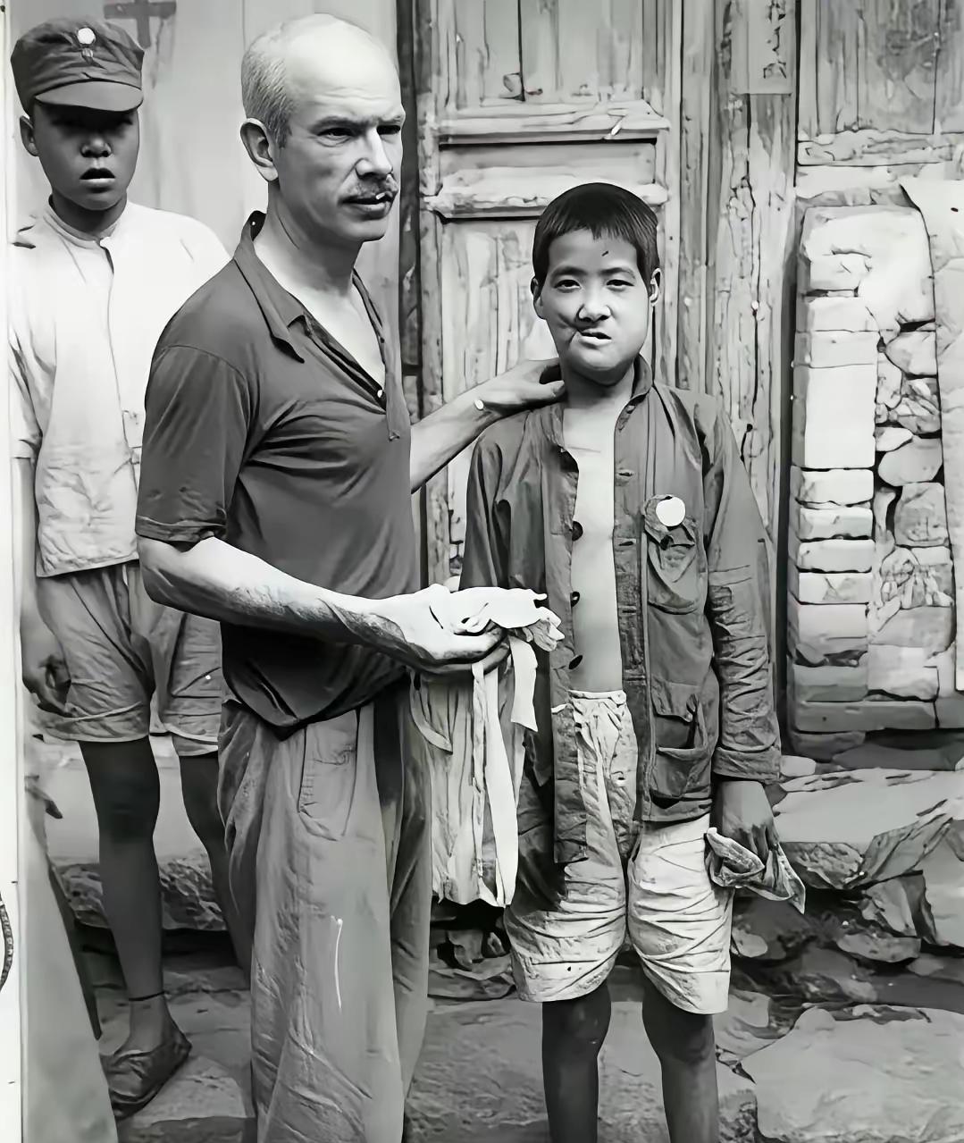 1939年，晋察冀战地医疗点，白求恩大夫为面部中弹的马玉田完成了伤口拆线操作。