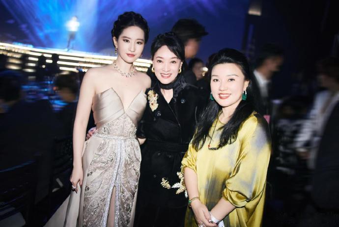 #康泰纳仕总裁晒与刘亦菲合照##永远的缪斯刘亦菲#神仙姐姐刘亦菲和总裁的合照，每