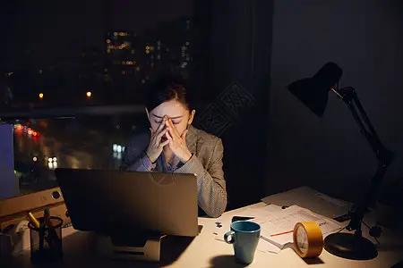 心锁难开，唯有自渡

今儿咱们说说一桩人人都会遇到的“心头大患”。这世间，有一种